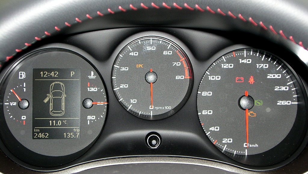 Seat León FR: Blick durch den Lenkradkranz auf die Rundinstrumentierung. 