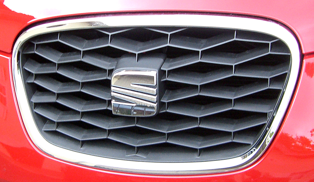 Seat León FR: Das Markenlogo sitzt vorn mittig im Kühlergrill. 