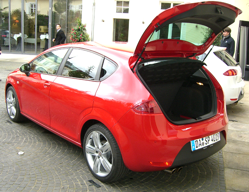 Seat León FR: Heckansicht bei geöffneter Kofferraumklappe. 