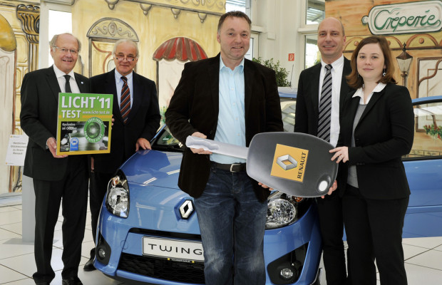 Sieger nimmt Renault Twingo in Empfang