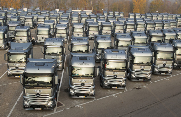 Sternfahrt mit 450 neuen Mercedes-Benz Actros