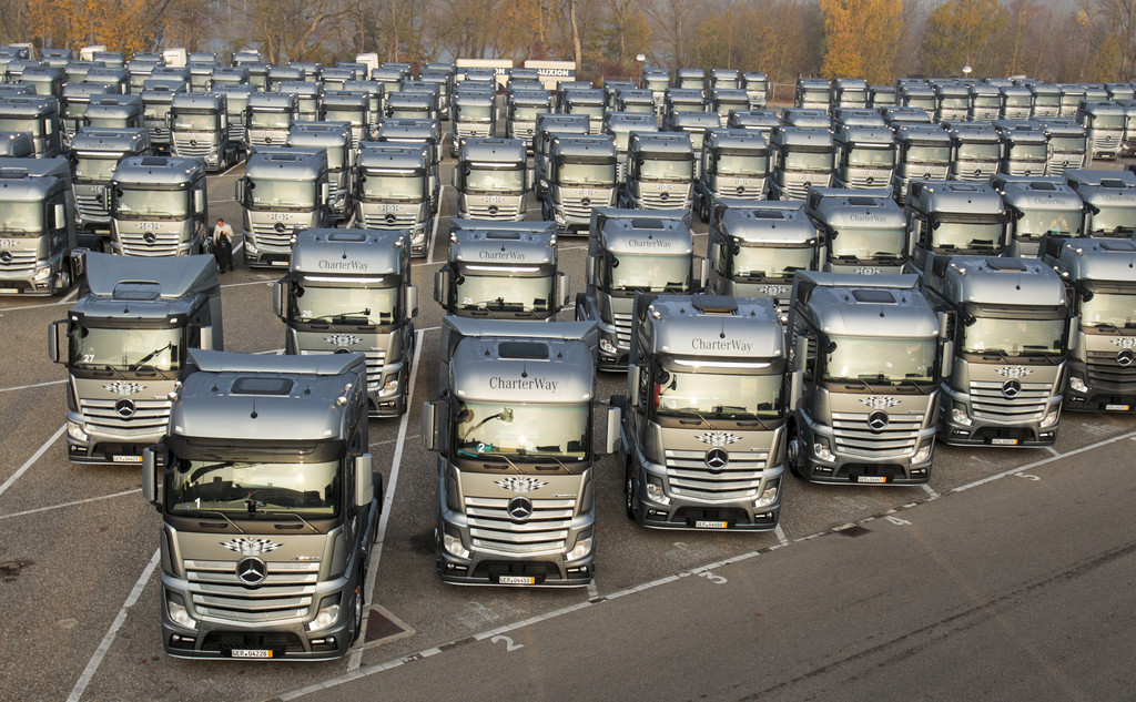 Sternfahrt mit 450 neuen Mercedes-Benz Actros
