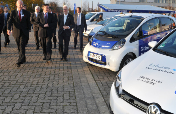TÜV Nord eröffnet Solartankstelle: Kostenlos laden in Hannover