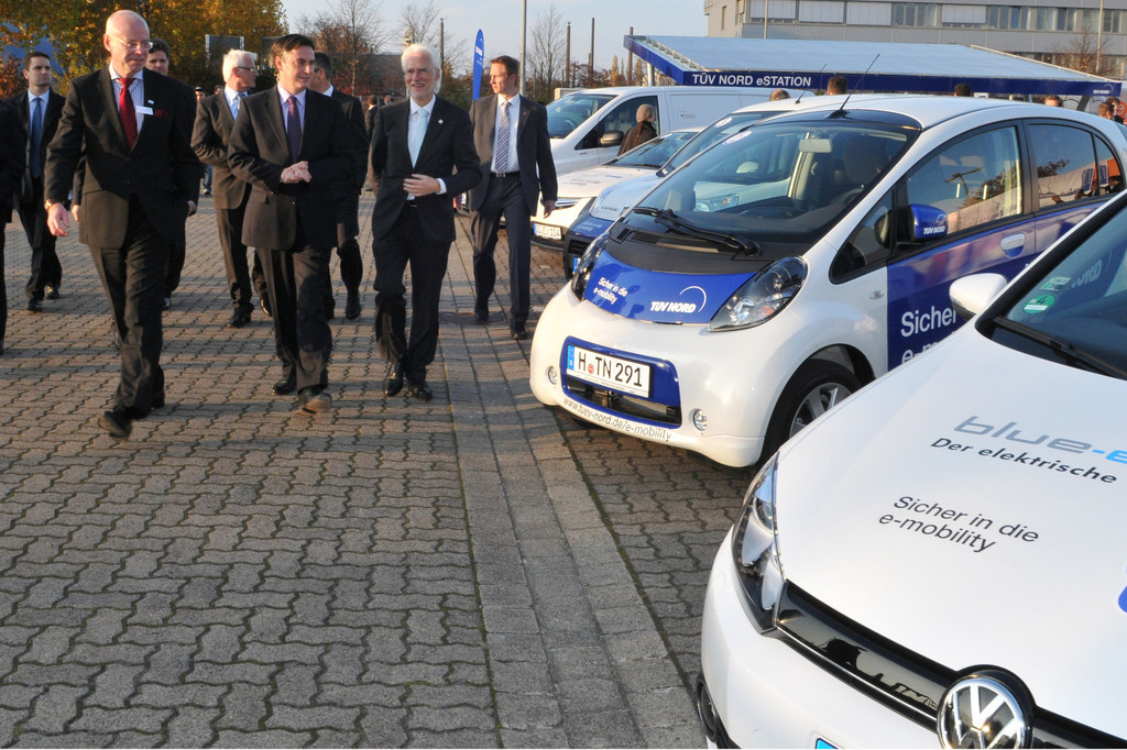 TÜV Nord eröffnet Solartankstelle: Kostenlos laden in Hannover