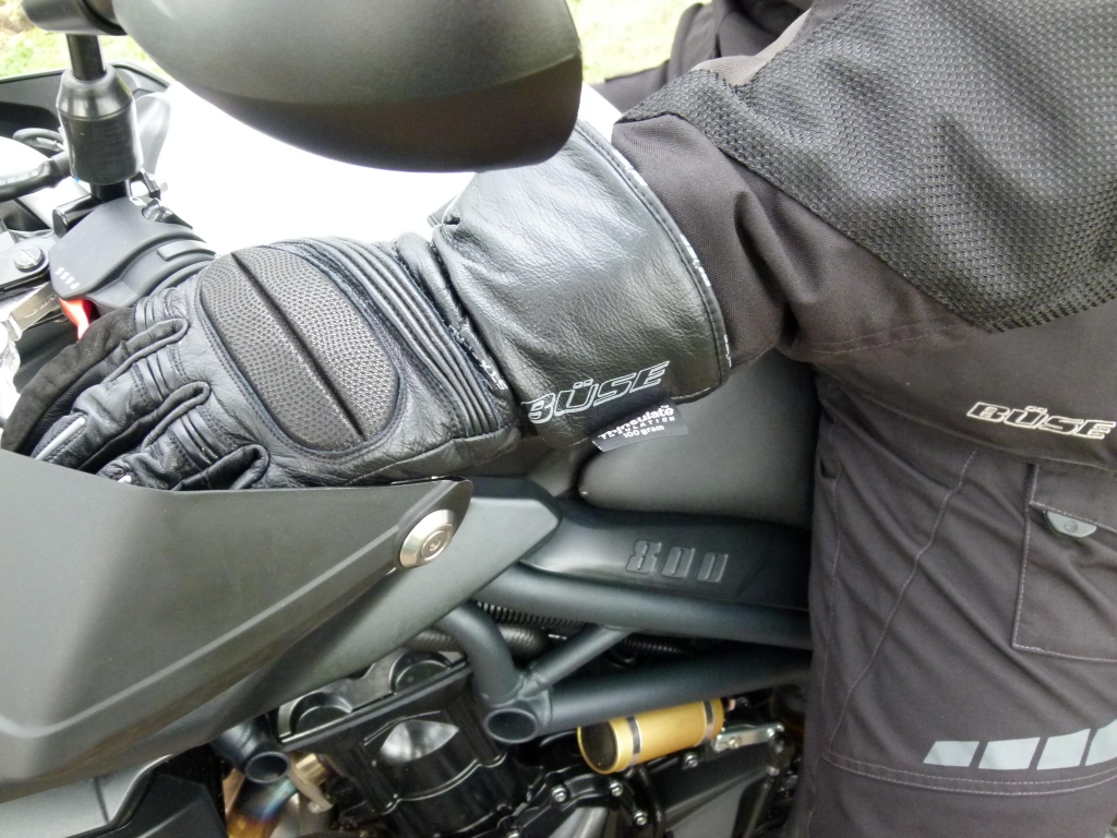 Test – Büse Motorradbekleidung: Handschuh Hurricane STX, Stiefel B10, Regensachen 