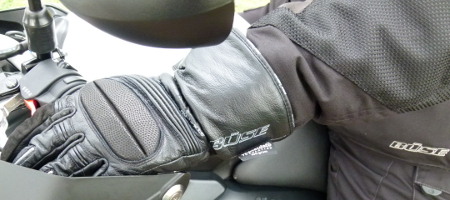 Test – Büse Motorradbekleidung: Handschuh Hurricane STX, Stiefel B10, Regensachen 