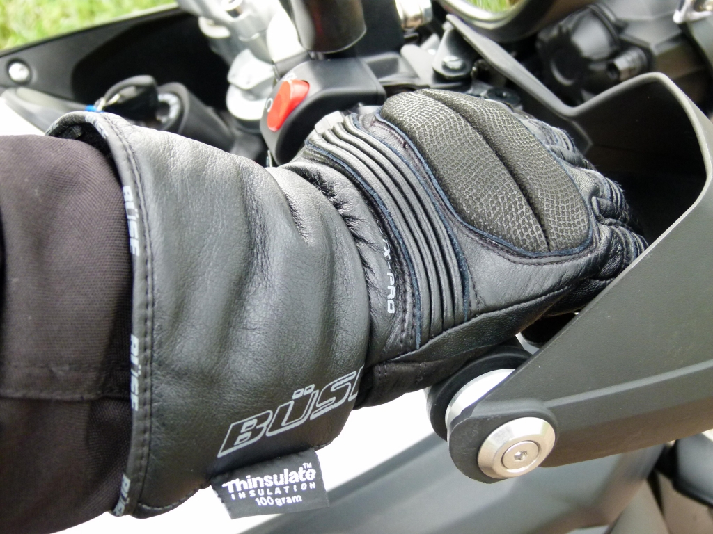 Test – Büse Motorradbekleidung: Handschuh Hurricane STX, Stiefel B10, Regensachen 