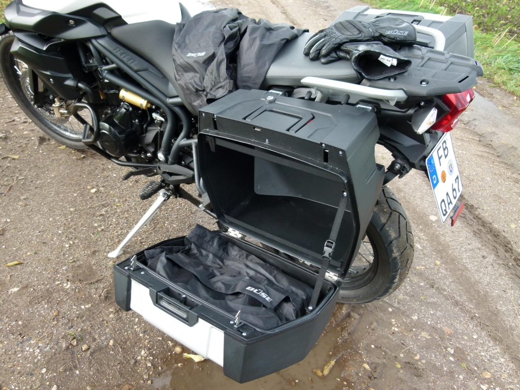 Test – Büse Motorradbekleidung: Handschuh Hurricane STX, Stiefel B10, Regensachen 
