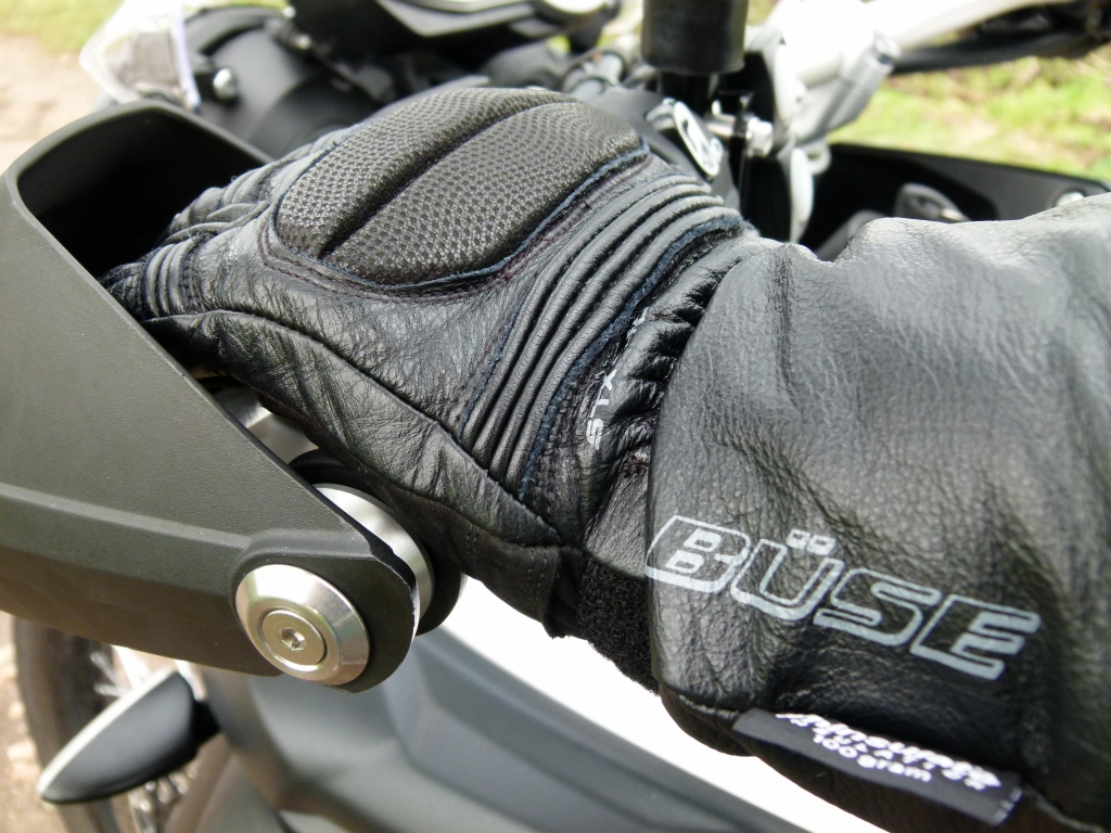 Test – Büse Motorradbekleidung: Handschuh Hurricane STX, Stiefel B10, Regensachen 