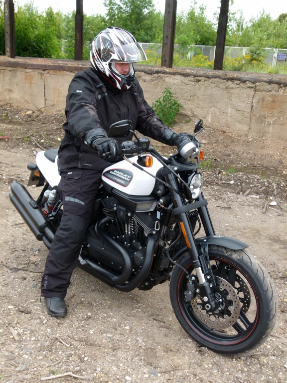 Test – Büse Motorradbekleidung: Integralhelm Rocc 460, Nierengurt Stream, Rückprotektor Racing