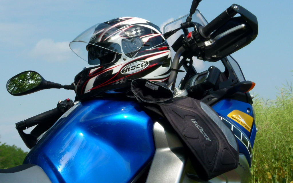 Test – Büse Motorradbekleidung: Integralhelm Rocc 460, Nierengurt Stream, Rückprotektor Racing