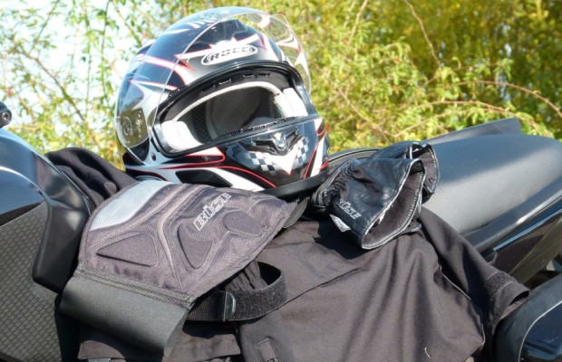 Test – Büse Motorradbekleidung: Integralhelm Rocc 460, Nierengurt Stream, Rückprotektor Racing