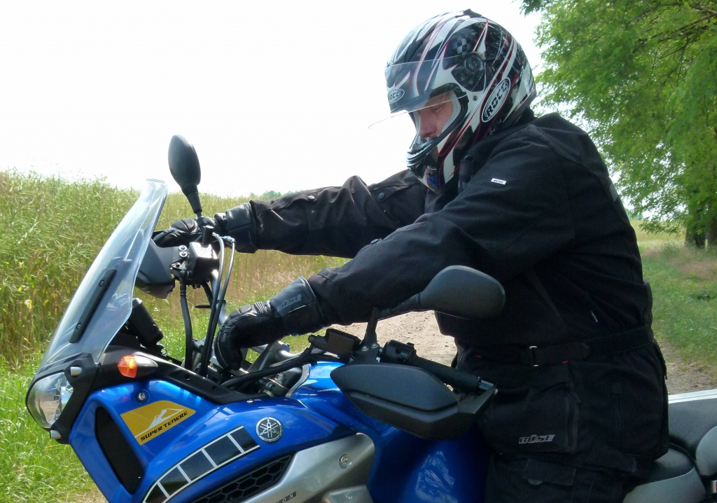 Test – Büse Motorradbekleidung: Integralhelm Rocc 460, Nierengurt Stream, Rückprotektor Racing