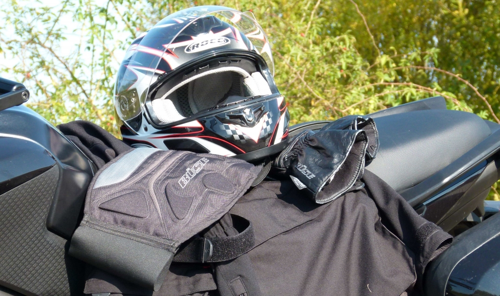 Test – Büse Motorradbekleidung: Integralhelm Rocc 460, Nierengurt Stream, Rückprotektor Racing