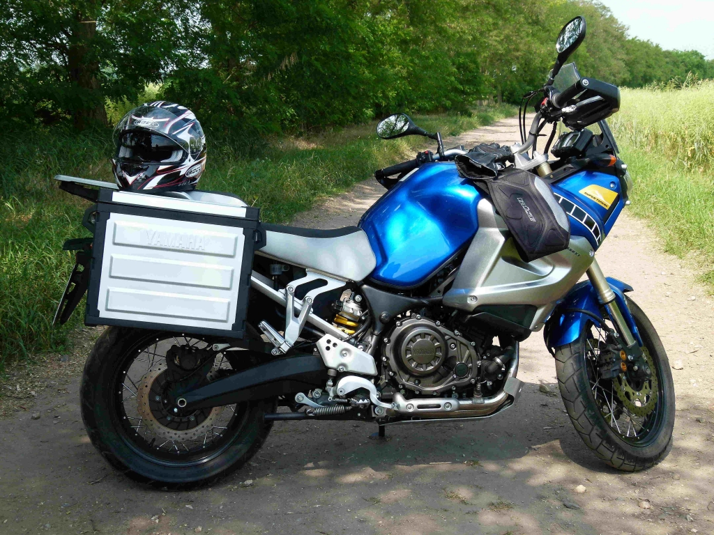 Test – Büse Motorradbekleidung: Integralhelm Rocc 460, Nierengurt Stream, Rückprotektor Racing