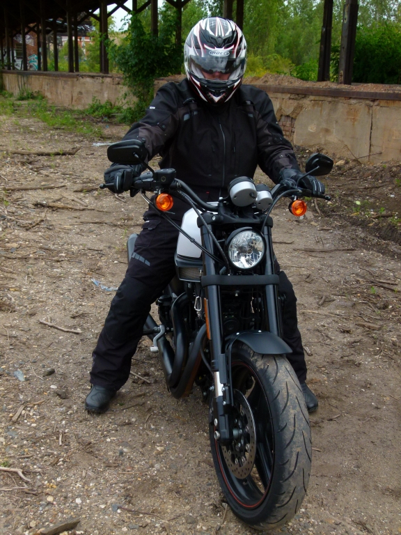 Test – Büse Motorradbekleidung: Integralhelm Rocc 460, Nierengurt Stream, Rückprotektor Racing