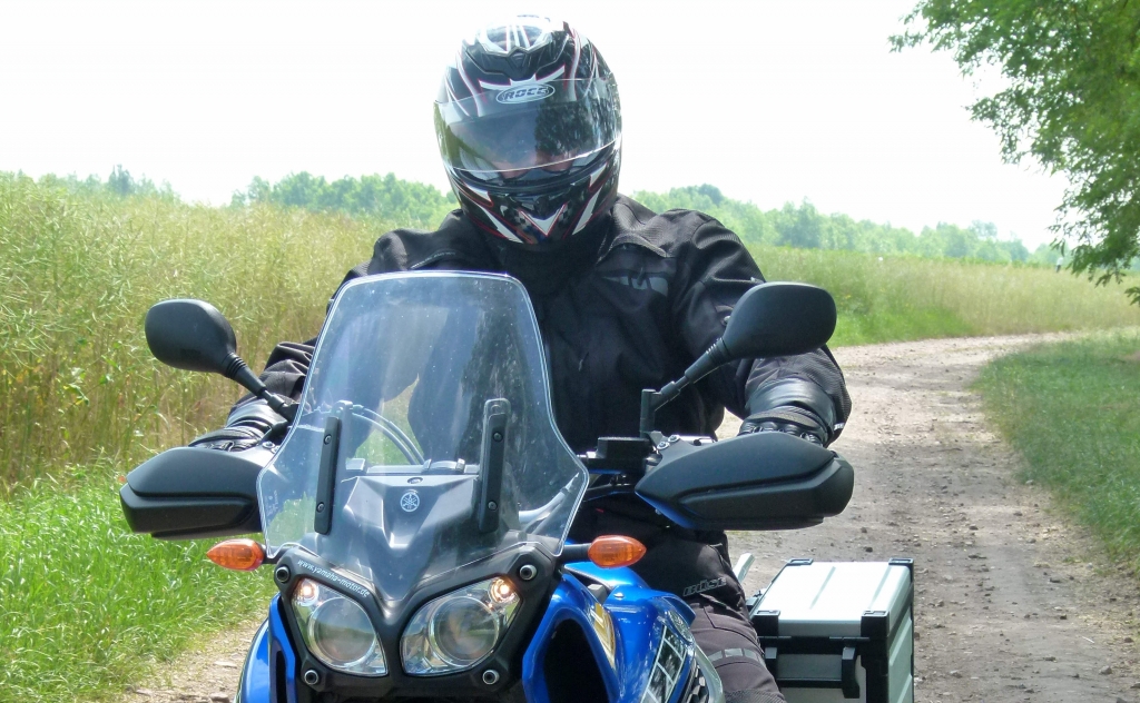 Test – Büse Motorradbekleidung: Integralhelm Rocc 460, Nierengurt Stream, Rückprotektor Racing