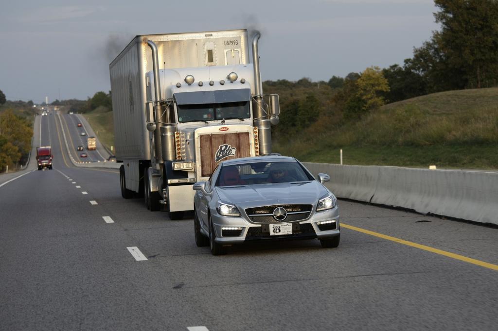 Typischer Begleiter: Riesen-Trucks nach US-Bauart