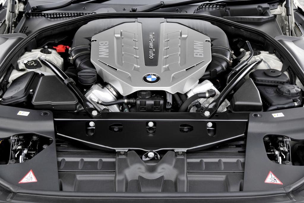 Unter der langen Haube arbeitet ein 3,0-Liter-Turbo mit 235 kW/320 PS