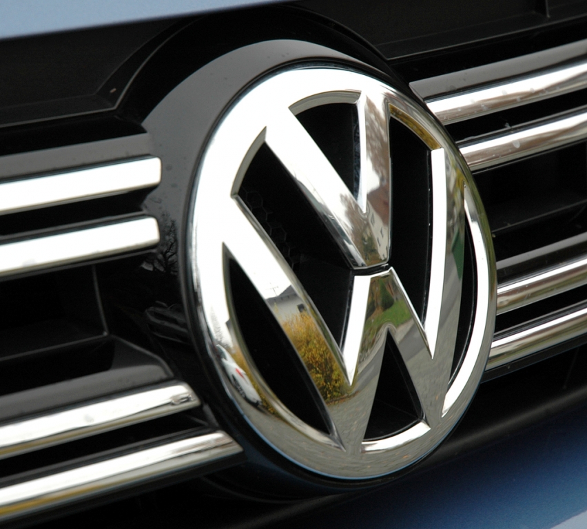 VW Tiguan: Das Markenlogo sitzt vorn mittig im Kühlergrill.