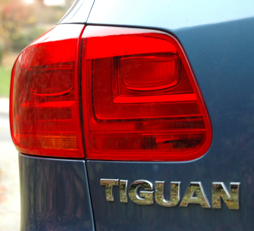 VW Tiguan: Moderne Leuchteinheit hinten mit Modellschriftzug.