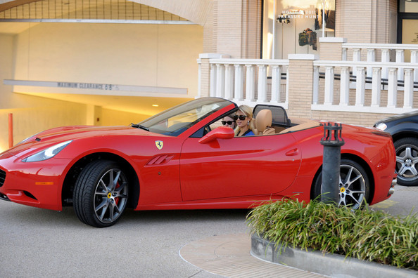 Verfrühtes Weihnachtsgeschenk: Paris Hilton schenkt sich einen Ferrari California
