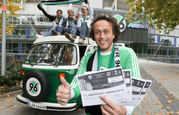 Vier Hannover-96-Fans fahren im grün-weißen Bulli zum Auswärtsspiel nach Kopenhagen