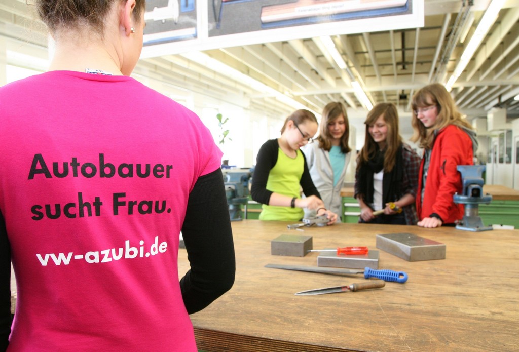 Volkswagen Nutzfahrzeuge hat in dieser Woche erneut Berufsinformationstage für junge Frauen aus der Region Hannover angeboten.