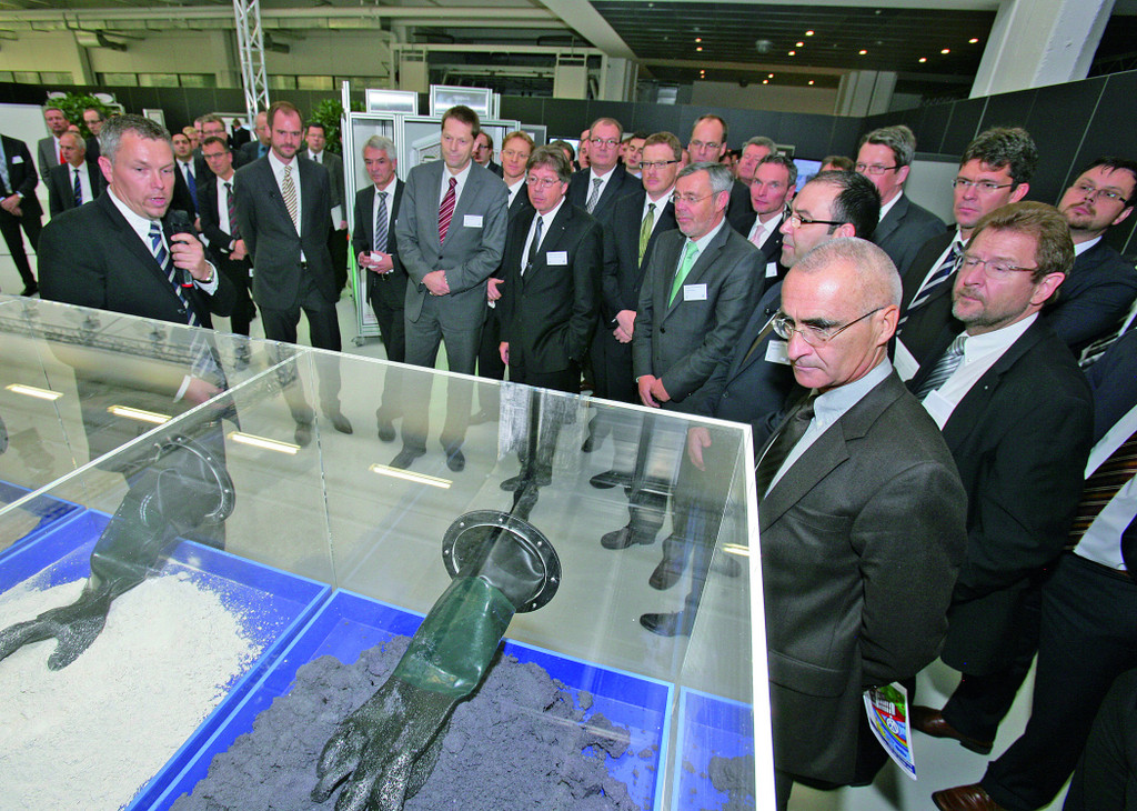 Vorstände und Teilnehmer des Energie- und Umwelttages von Volkswagen informieren sich im Themenpark.