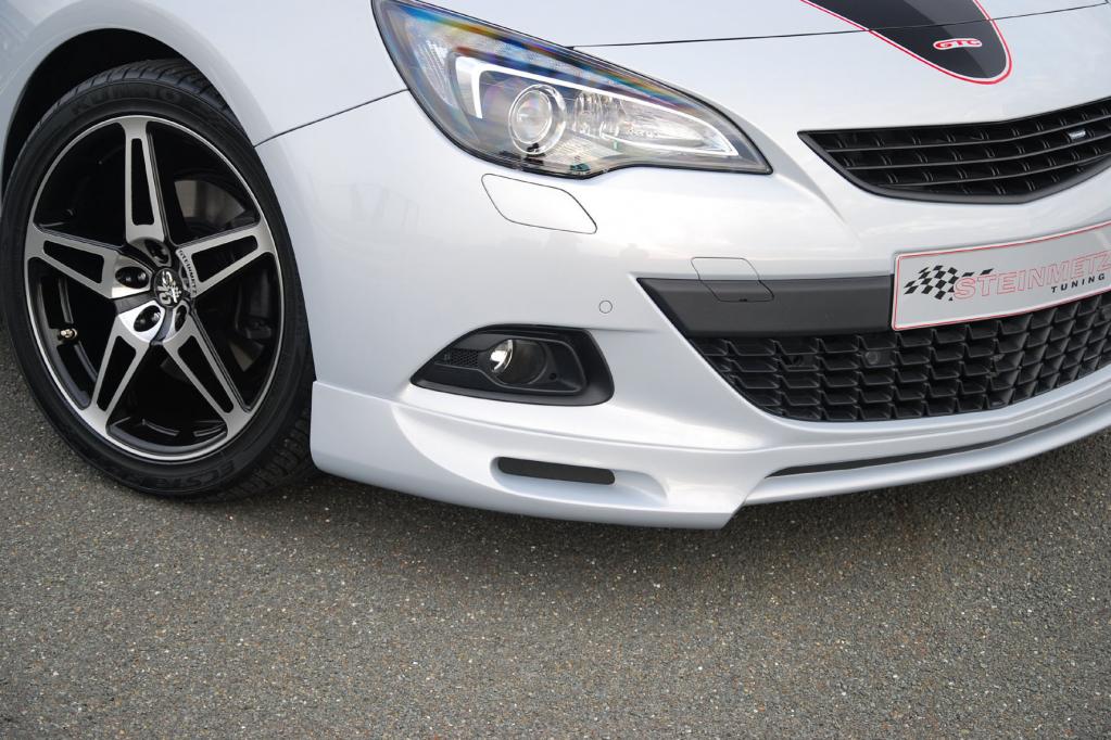 Zu den Tuning-Maßnahmen zählen tief gezogener Frontspoiler, Heckspoiler, Sport-Endschalldämpfer und opulente 19-Zoll-Aluräder mit Breitreifen im Format 245/40R19. 