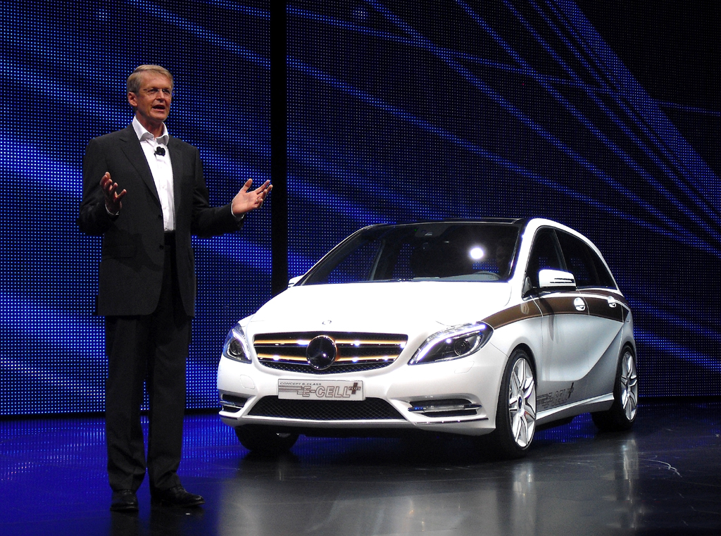 ... und Mercedes, hier Forschungs- und Entwicklungsvorstand Thomas Weber, mit der Brennstoffzellen-B-Klasse.