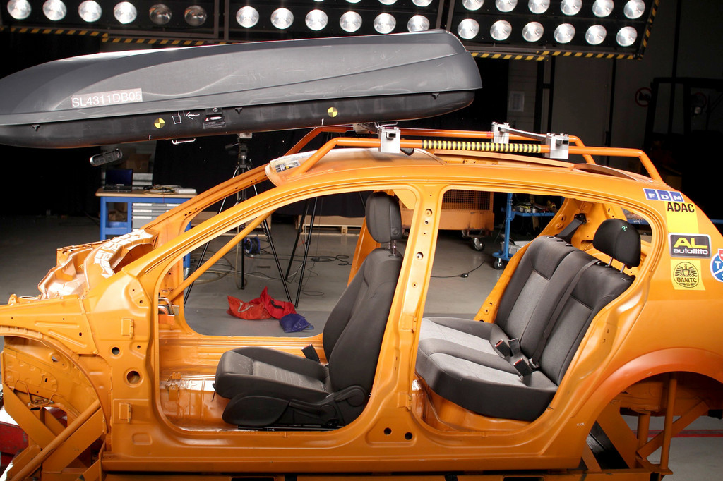 ADAC-Dachboxentest: Die Box rutscht vom Dach und wird zum Geschoss.