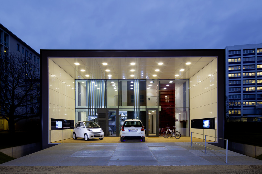 Ab März 2012 stehen den Bewohnern des „Effizienzhaus-Plus“ ein Mercedes-Benz A-Klasse E-Cell, ein Smart Fortwo Electric Drive der zweiten Generation und ein Smart Ebike zur Verfügung.