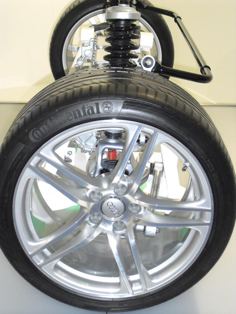 An den Hinterrädern gibt es bei Brake by wire schon keine Bremssättel mehr.