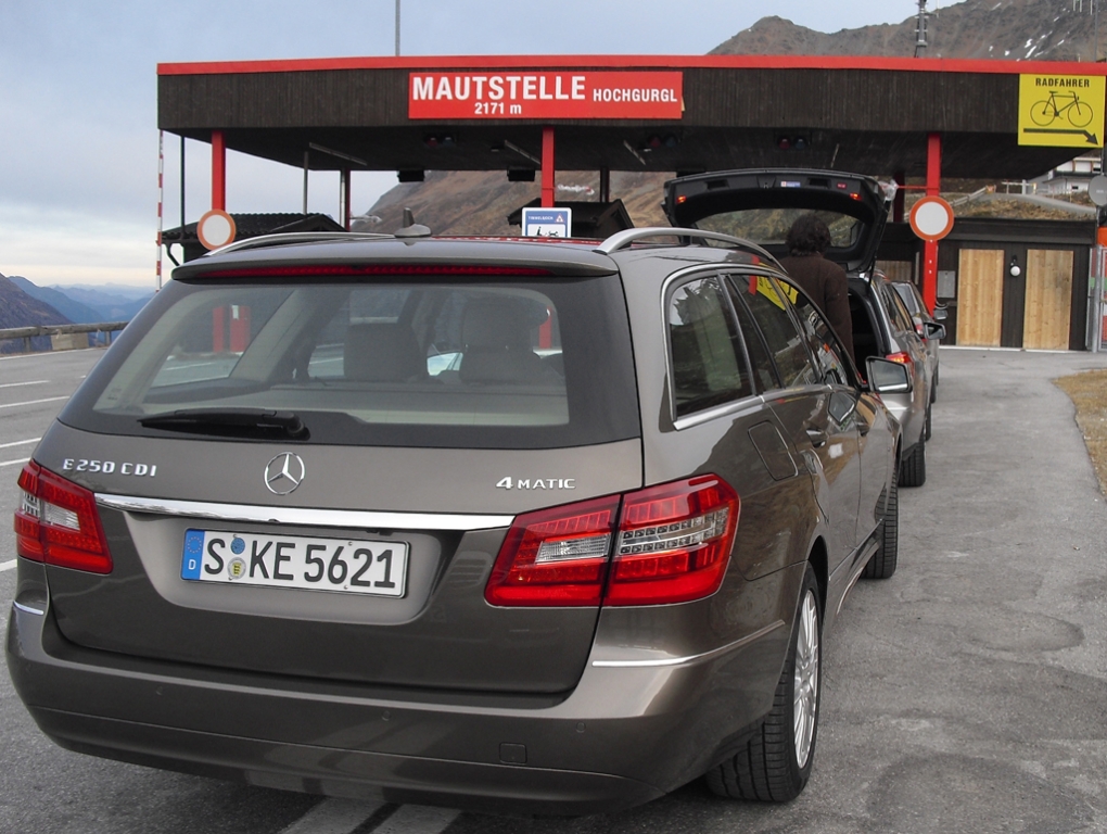 Auch der Vierzylinder-E250-Diesel, hier als Kombi vor der Mautstelle zum Timmelsjoch bei Hochgurgl, ist mit Allrad kombiniert
