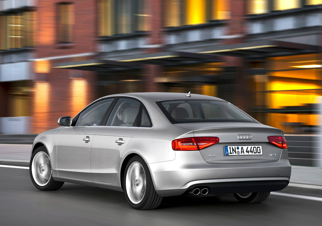 Audi A4: Heck-/Seitenansicht der Limousine. 