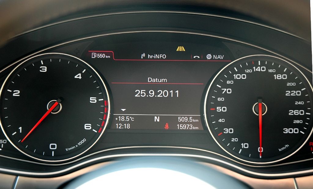 Audi A7 Sportback: Blick durch den Lenkradkranz auf die Rundinstrumentierung. 