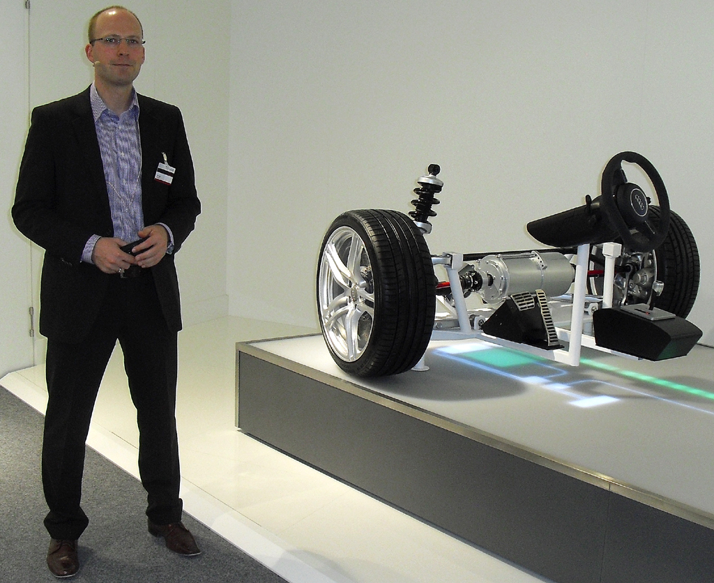 Audi-Entwickler Tilo Koch an einem By-wire-Fahrwerk. 