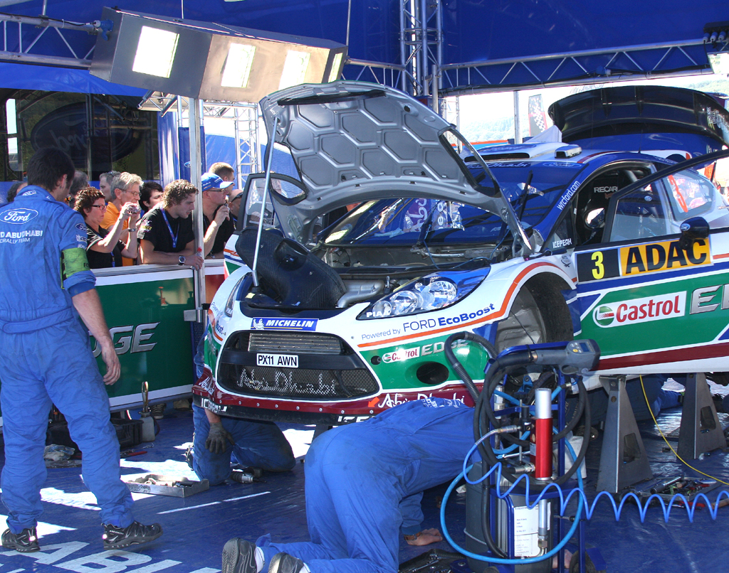 Aufgebockt: Fiesta RS in der Ford-Box. 