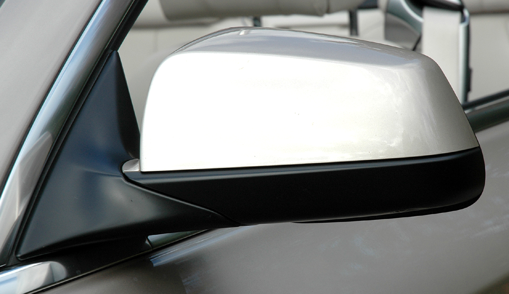 BMW 640i Cabrio: Blick auf den Außenspiegel auf der Fahrerseite. 