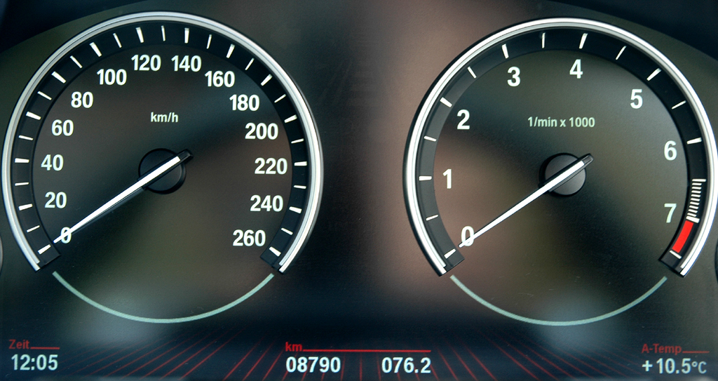 BMW 640i Cabrio: Blick durch den Lenkradkranz auf die Rundinstrumentierung. 