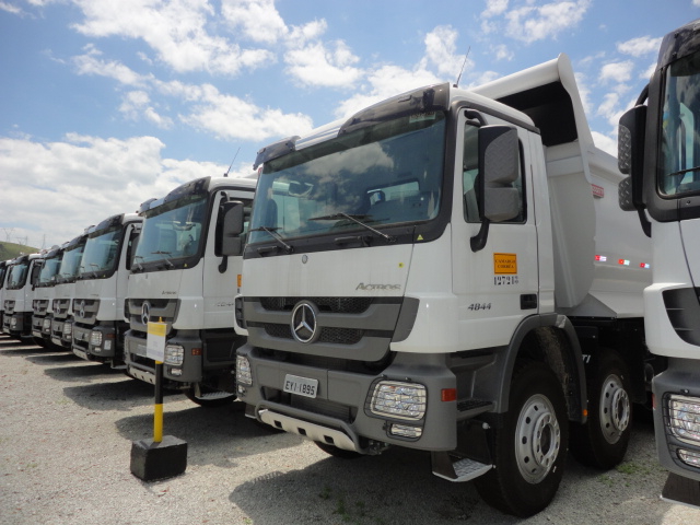 Brasilianischer-Bauriese rüstet seine Flotte mit 115 Mercedes-Benz Lkw auf