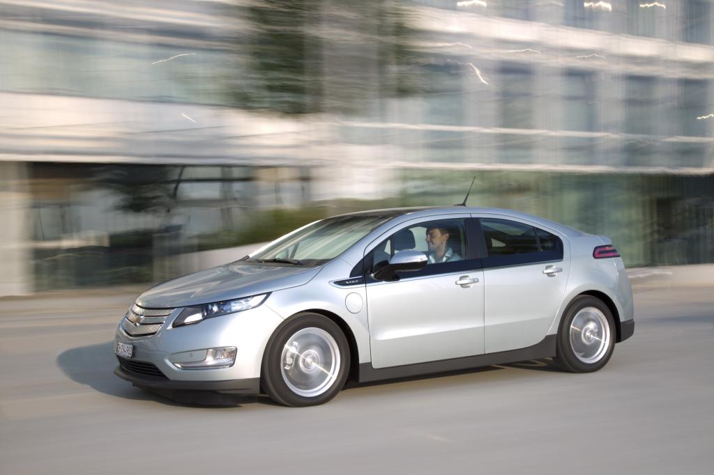 Chevrolet gibt eine elektrische Reichweite von bis zu 80 Kilometern an. Bei ersten Tests im Sommer fuhren wir rund 60 Kilometer
