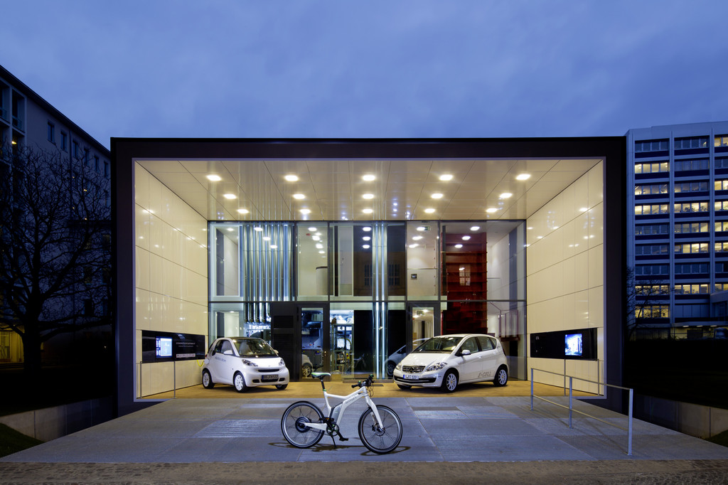 Daimler erprobt induktives Laden im Alltag