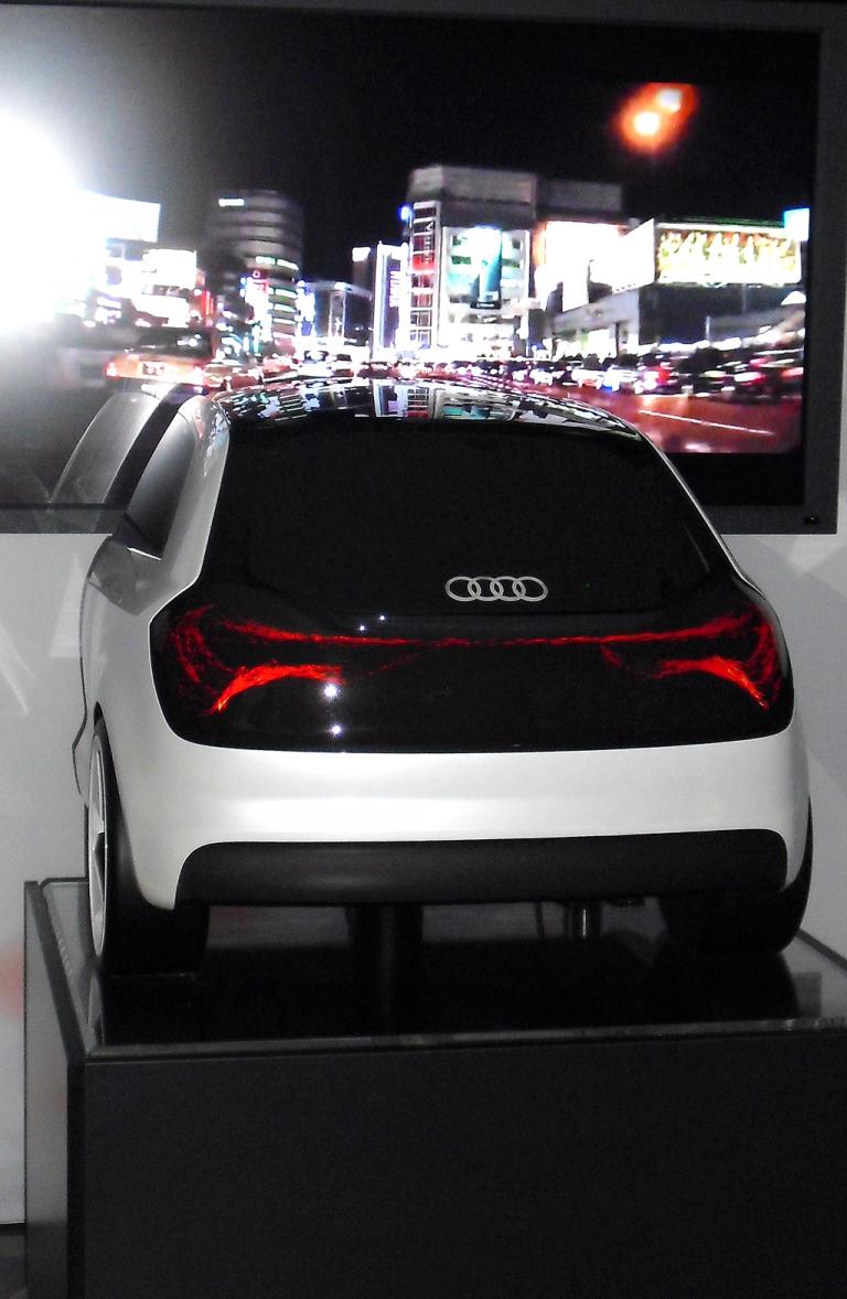 Das Heck als Lichtfläche, auf der Punkte die Bewegung des Autos anzeigen. 