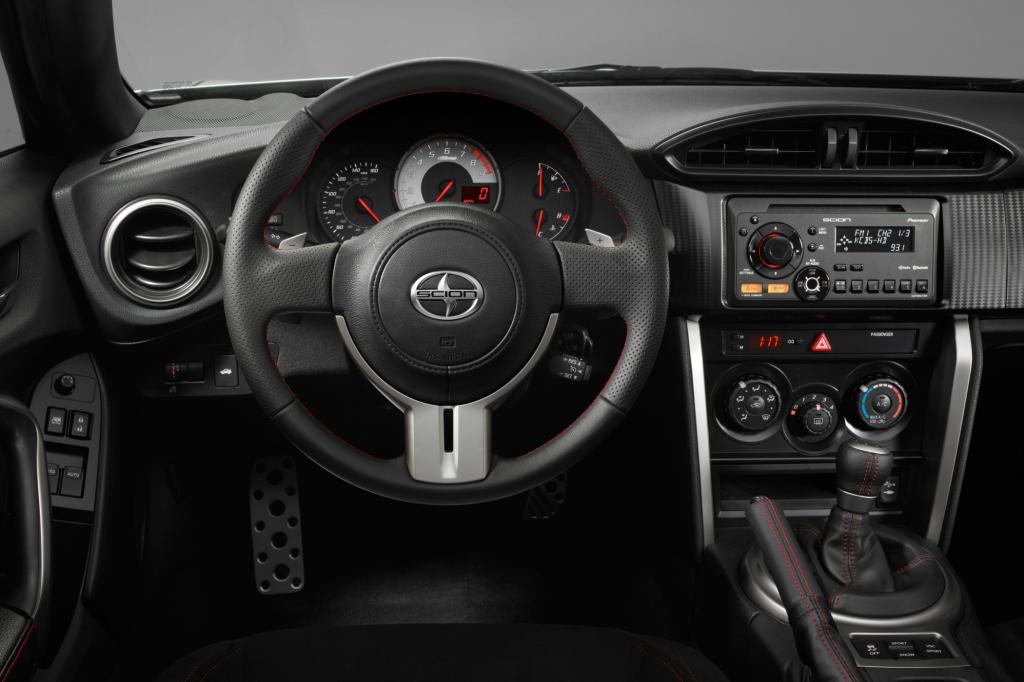 Das Lenkrad ist das kleinste, das je in einem Serien-Modell von Toyota zu finden war
