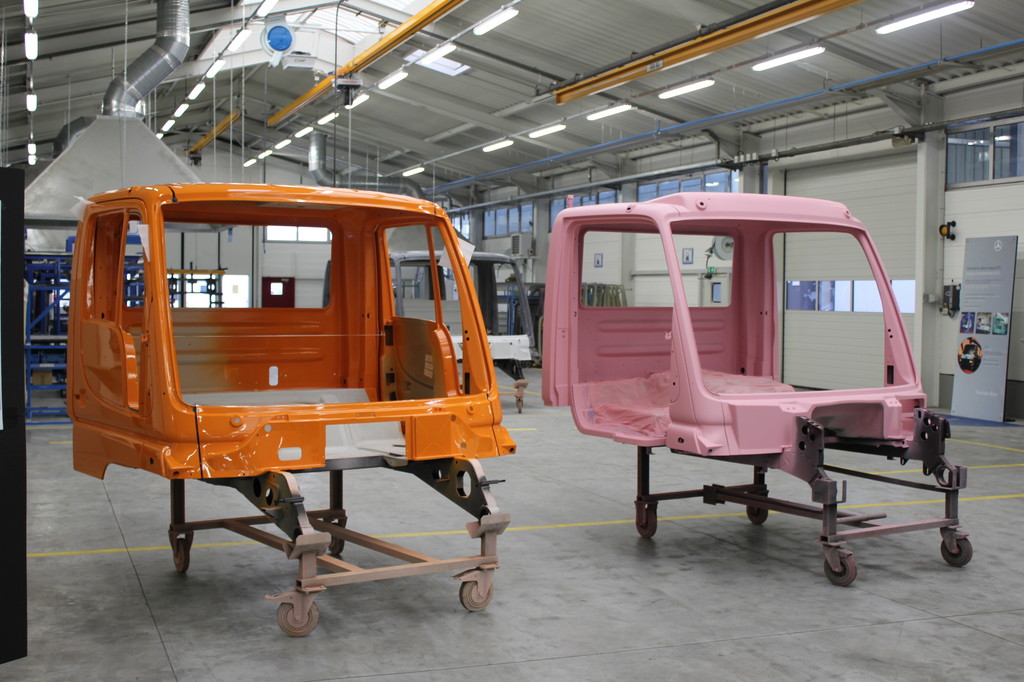 Das Mercedes-Benz-Werk Molsheim erhielt neben einer neuen Lackieranlage und neugestalteten Produktionshalle, in der die Unimog-Fahrerhäuser lackiert und zusammengebaut werden, auch ein neues Bürogebäude.