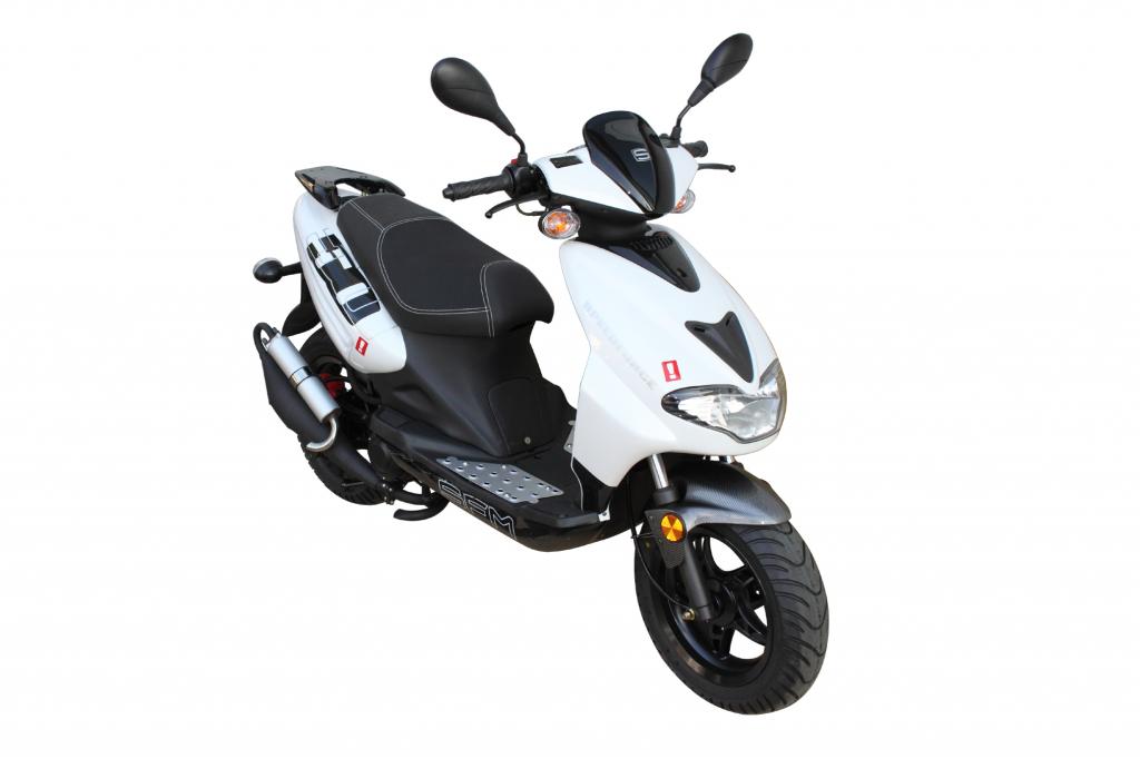 Der 50 ccm-Roller Speedforce von SFM ist als 45 km/h schnelle Ausführung und als 25 km/h-Mofa-Version bis zum 31. Dezember für 1 299 Euro erhältlich, danach kostet er 1 399 Euro. 