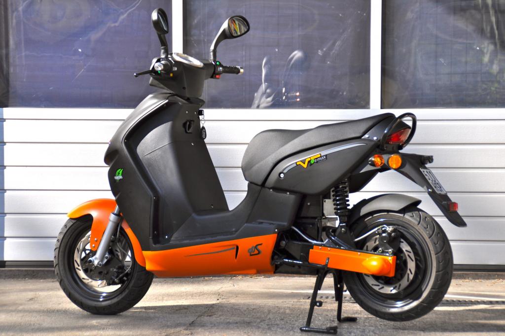 Der Mokick-Roller e-max hat allerhand zu bieten
