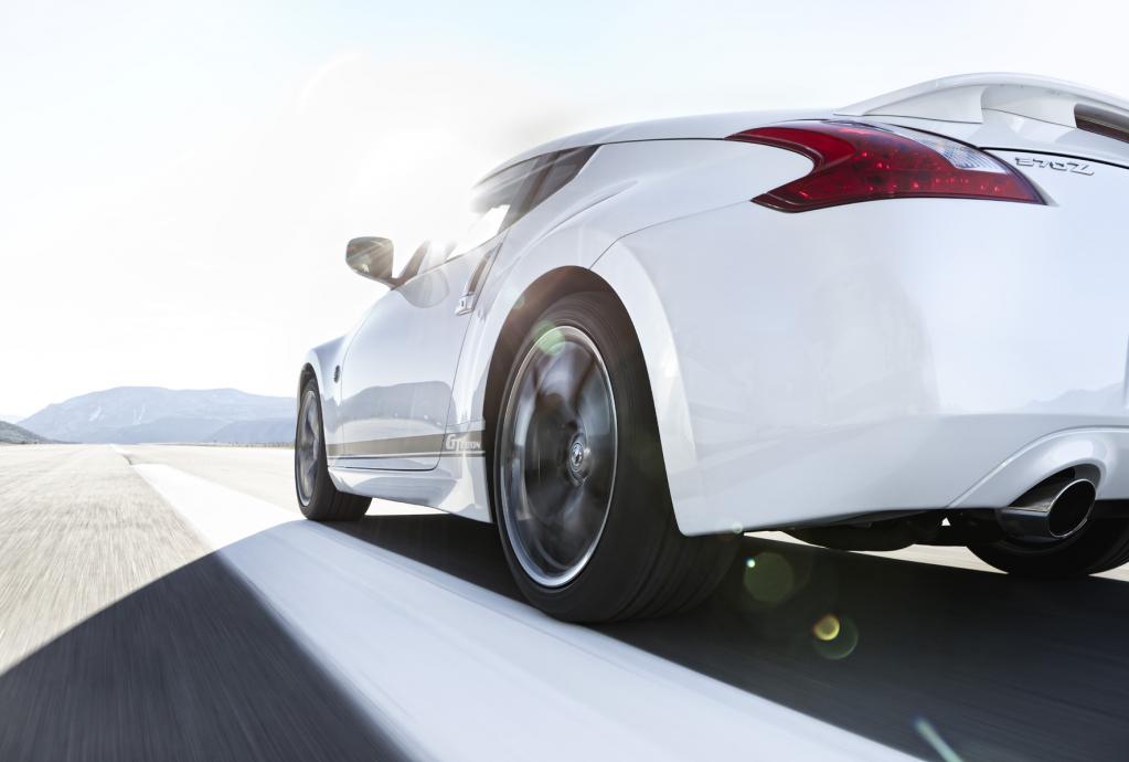 Dicke 275/35er 19-Zoll-Reifen an der Hinterachse sichern die Traktion des Sondermodells Nissan 370Z GT-Edition, das ab sofort verfügbar ist. 